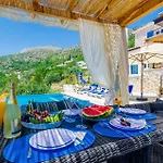 Three-bedroom In Holiday home *