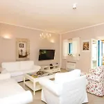 Three-bedroom In Holiday home