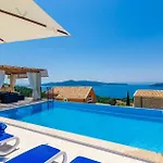 Holiday home Three-bedroom In Brsecine