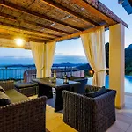 Holiday home Three-bedroom In Brsecine