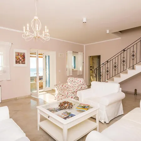 Σπίτι διακοπών Three-bedroom In *