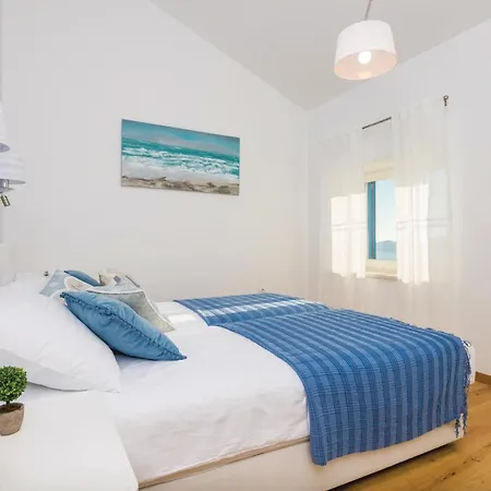 Three-bedroom In Vikendica