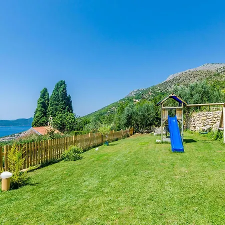 Vikendica Three-bedroom In *