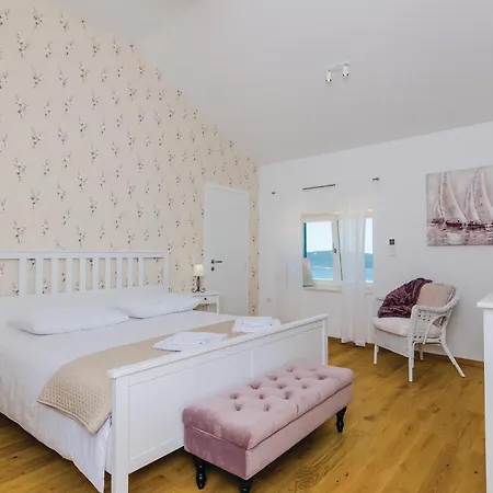 Three-bedroom In Vikendica *