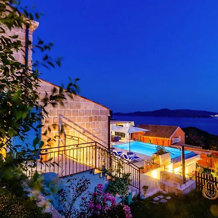 Three-bedroom In Vikendica Brsecine