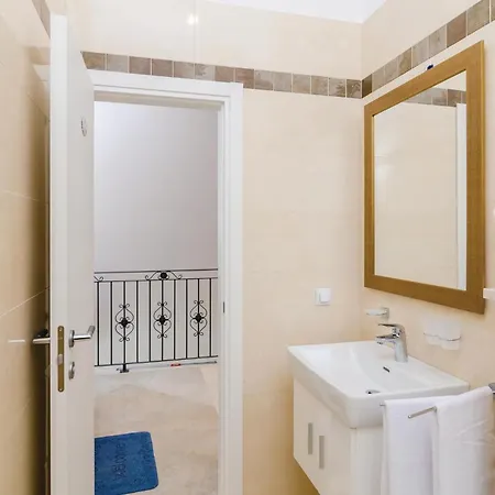 Vikendica Three-bedroom In *