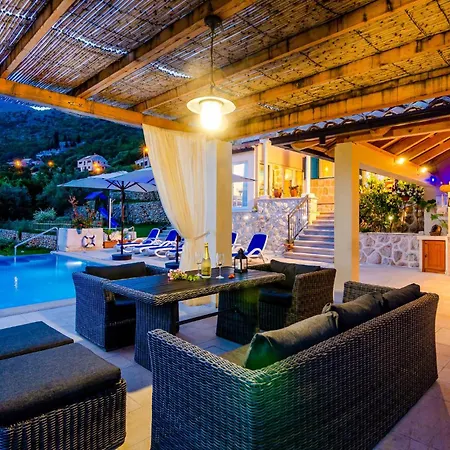 Three-bedroom In Vikendica